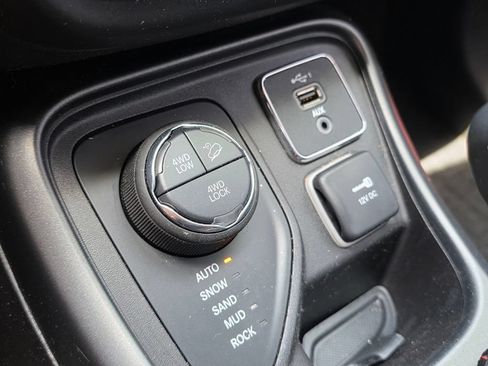 Used 2020 Jeep Compass Trailhawk AWD/4WD image 30