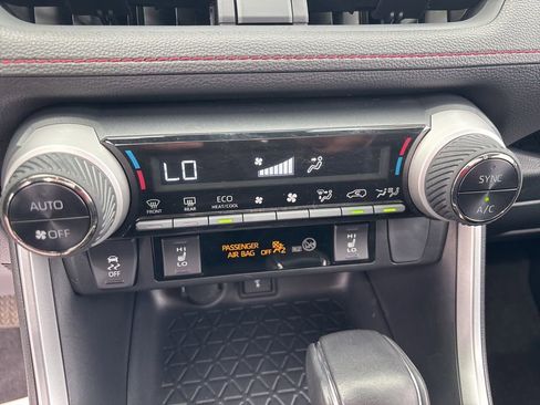 Used 2022 Toyota RAV4 SE w/ Weather & Moonroof Package AWD/4WD image 27