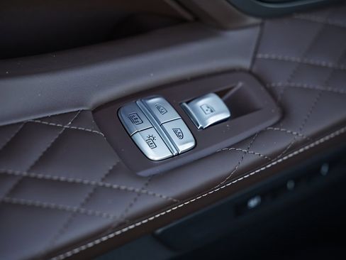 Used 2022 BMW 750i xDrive w/ Luxury Rear Seating Package image 26