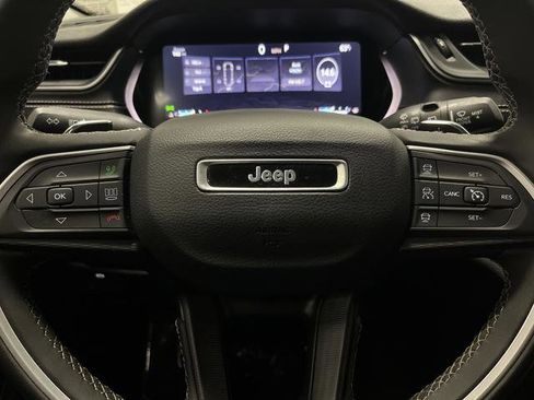 Used 2023 Jeep Grand Cherokee Laredo image 13