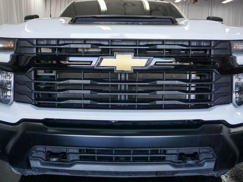 Used 2025 Chevrolet Silverado 2500 W/T AWD/4WD image 3
