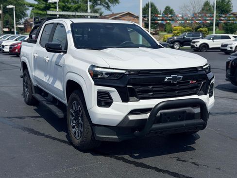Used 2023 Chevrolet Colorado Z71 w/ Z71 Convenience Package 2 AWD/4WD image 3
