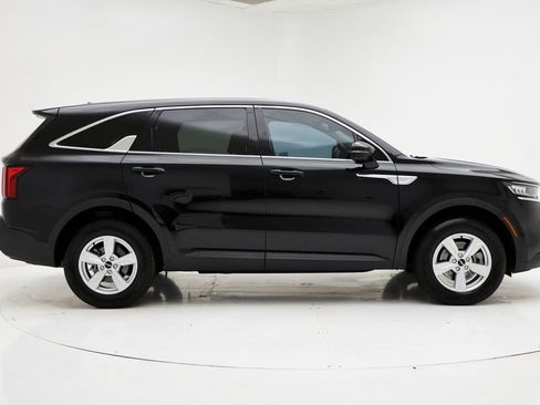 Used 2023 Kia Sorento LX image 3