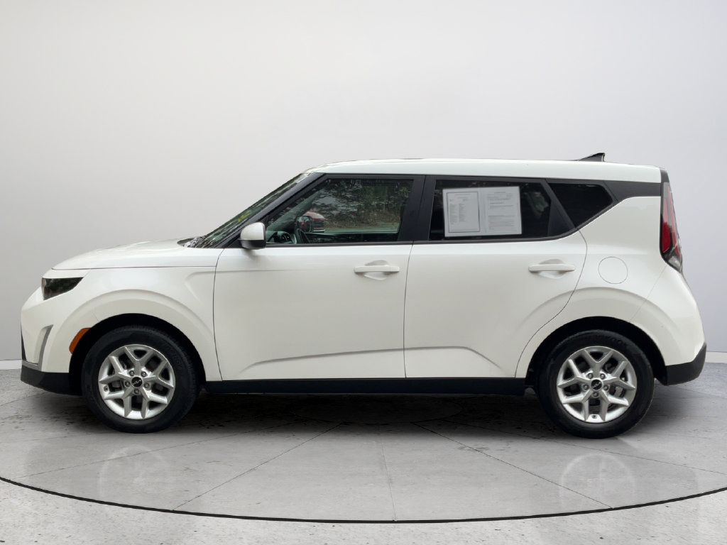 Used 2025 Kia Soul LX FWD image 9