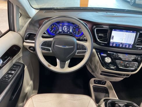 Used 2020 Chrysler Pacifica Limited image 18