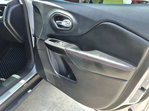 Used 2020 Jeep Cherokee Trailhawk AWD/4WD image 21