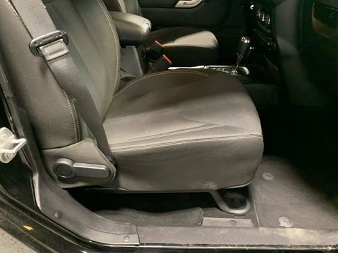 Used 2016 Jeep Wrangler Unlimited Sahara w/ Connectivity Group image 27