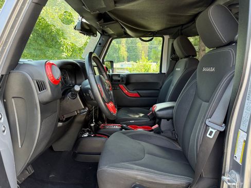 Used 2016 Jeep Wrangler Unlimited Sahara image 28