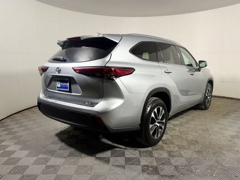 Used 2021 Toyota Highlander XLE AWD/4WD image 7