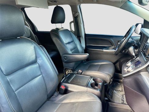 Used 2016 Toyota Sienna SE Premium image 33