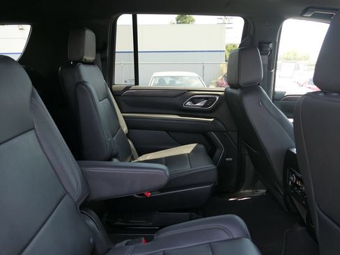 Used 2023 Chevrolet Suburban LT w/ Luxury Package RWD image 24