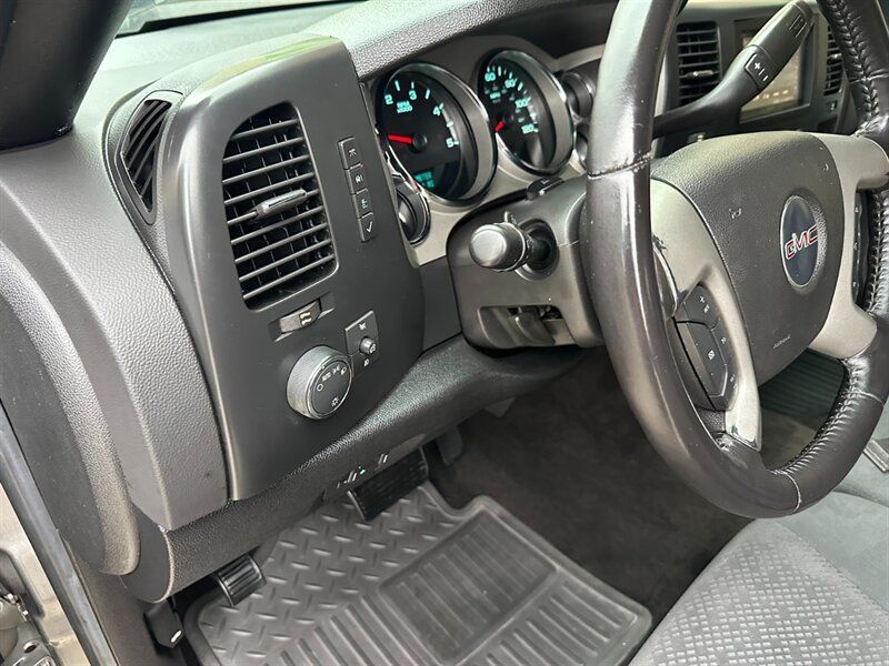 Used 2007 GMC Sierra 2500 SLE w/ Z71 Off-Road Package AWD/4WD image 15