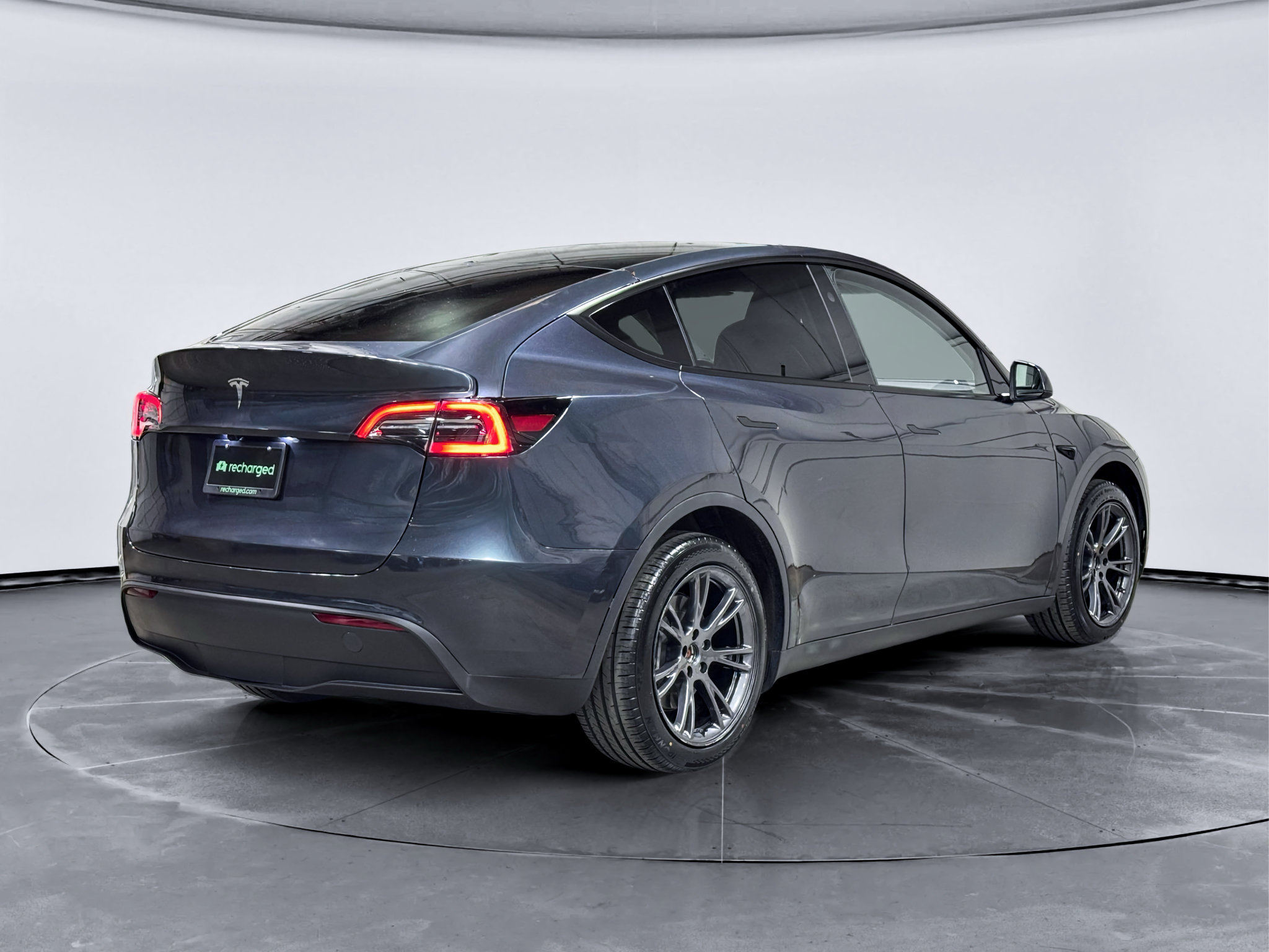 Used 2024 Tesla Model Y Long Range AWD/4WD image 3