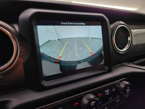 Used 2018 Jeep Wrangler Unlimited Sahara image 15