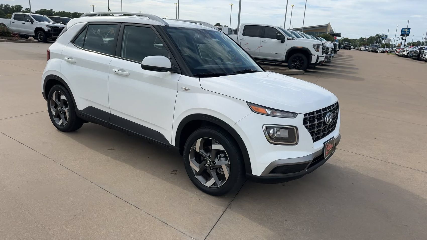 Used 2025 Hyundai Venue SEL FWD image 2