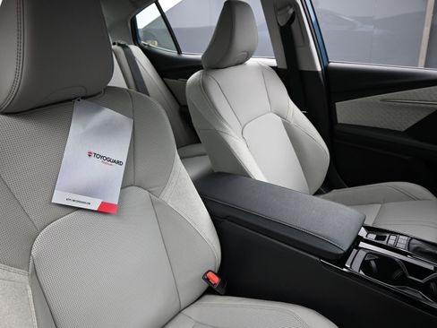 Used 2025 Toyota Camry XLE w/ Premium Plus Package image 18