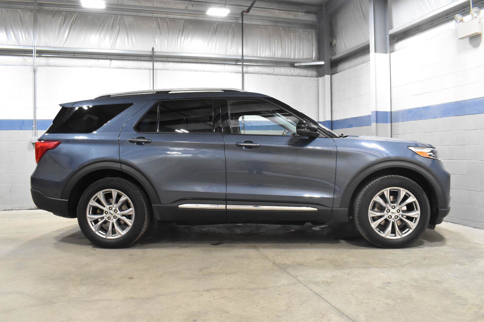 Used 2021 Ford Explorer Limited w/ Equipment Group 301A AWD/4WD image 27
