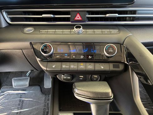 Used 2023 Hyundai Elantra Limited FWD image 24