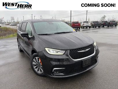 Used 2023 Chrysler Pacifica Touring-L w/ Uconnect Theater Family Group