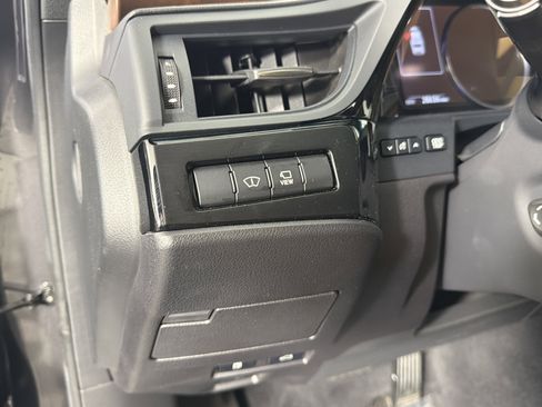 Used 2022 Lexus ES 350 w/ Luxury Package image 8