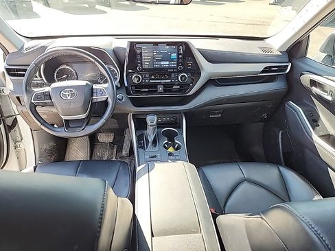 Used 2022 Toyota Highlander XLE AWD/4WD image 36