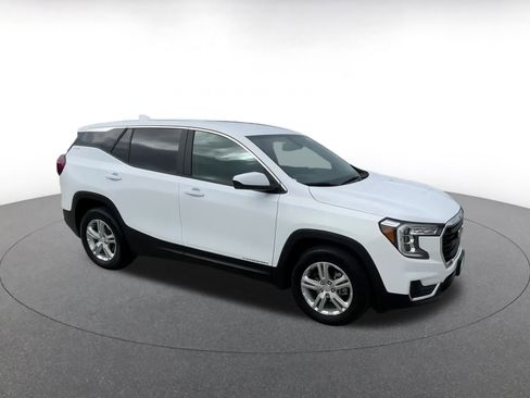 Used 2024 GMC Terrain SLE image 2