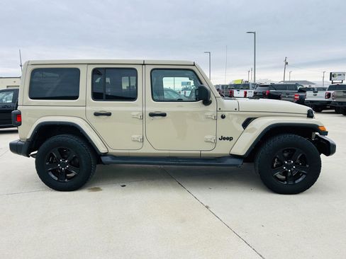 Used 2022 Jeep Wrangler Unlimited Sahara AWD/4WD image 34