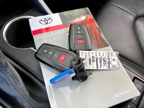 Used 2021 Toyota Highlander XLE AWD/4WD image 15