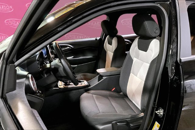Used 2025 Chevrolet Trax RS FWD image 15