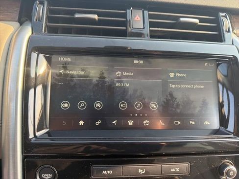 Used 2018 Land Rover Discovery HSE AWD/4WD image 25