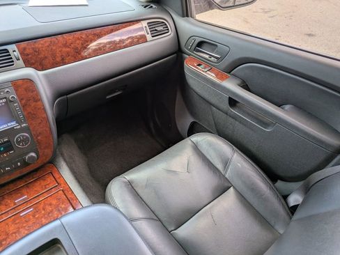 Used 2014 Chevrolet Suburban LTZ image 18