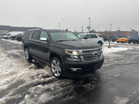 Used 2018 Chevrolet Suburban Premier image 3