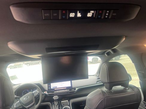 Used 2025 Toyota Sienna XLE Woodland Edition AWD/4WD image 11