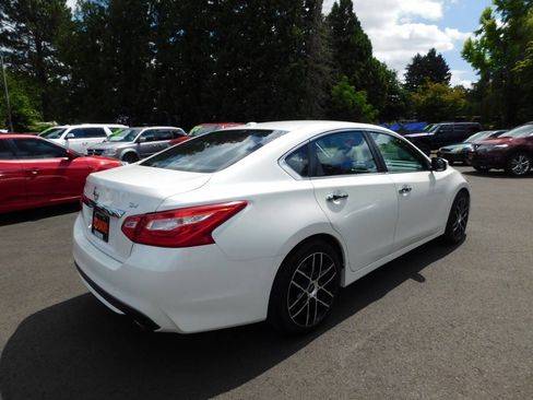 Used 2017 Nissan Altima 2.5 SV w/ Convenience Package FWD image 2