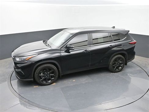 Used 2023 Toyota Highlander LE image 35