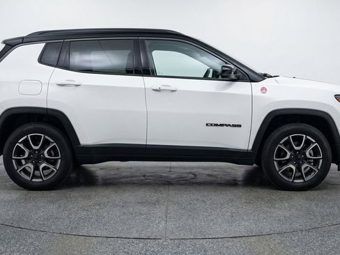 Used 2025 Jeep Compass Trailhawk image 11