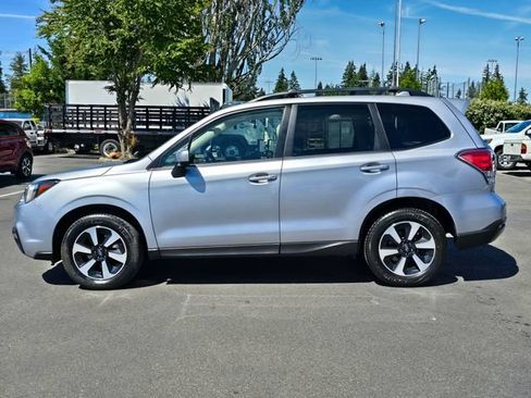 Used 2017 Subaru Forester 2.5i Premium AWD/4WD image 2