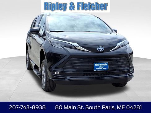 Used 2025 Toyota Sienna XLE FWD image 3