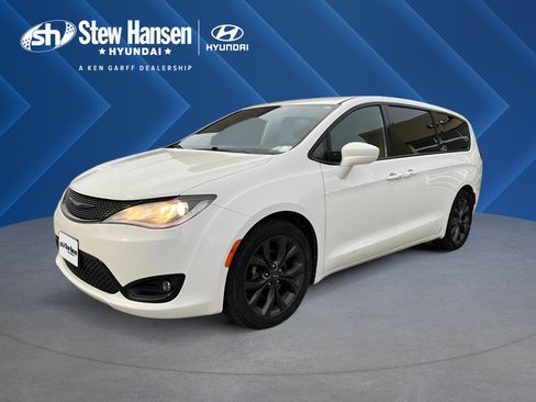 Used 2019 Chrysler Pacifica Touring Plus w/ S Appearance Package FWD image 1