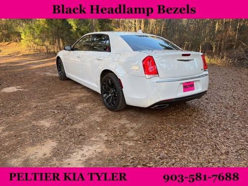 Used 2019 Chrysler 300 Touring w/ Sport Appearance Package image 10