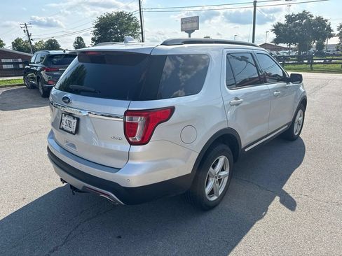Used 2017 Ford Explorer XLT AWD/4WD image 3