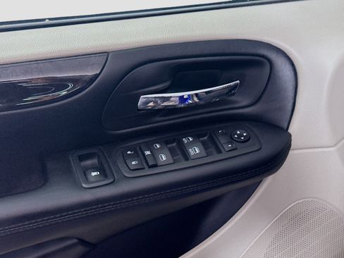 Used 2019 Dodge Grand Caravan SE FWD image 23