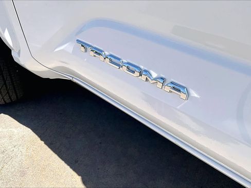 Used 2025 Toyota Tacoma SR5 AWD/4WD image 32