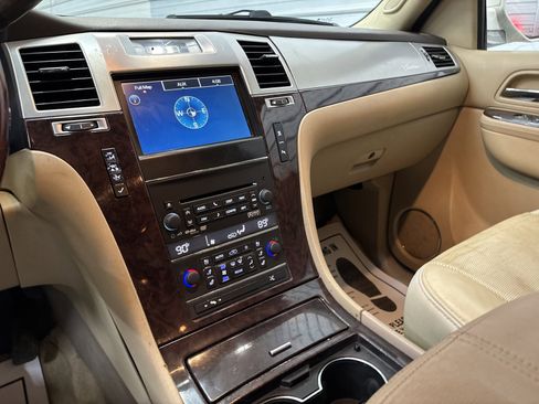 Used 2011 Cadillac Escalade ESV Premium image 22
