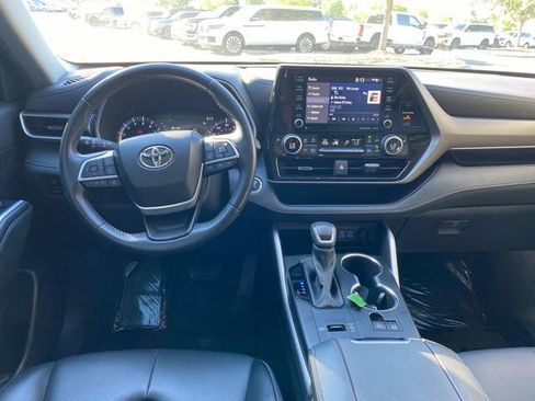 Used 2022 Toyota Highlander XLE FWD image 8