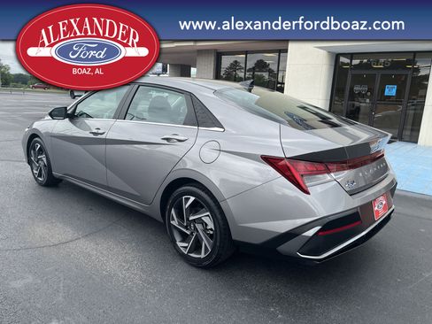 Used 2024 Hyundai Elantra SEL w/ Convenience Package FWD image 2