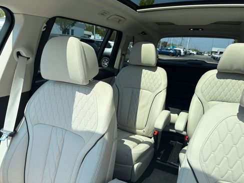 Used 2026 BMW X7 xDrive40i w/ Premium Package AWD/4WD image 16