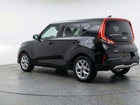 Used 2025 Kia Soul LX w/ LX Technology Package FWD image 6