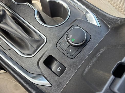 Used 2023 Chevrolet Traverse LS FWD image 31