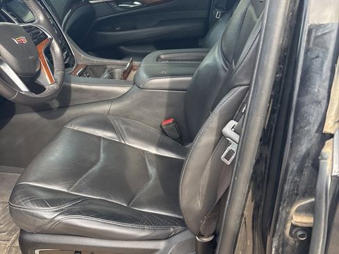 Used 2019 Cadillac Escalade Luxury image 7